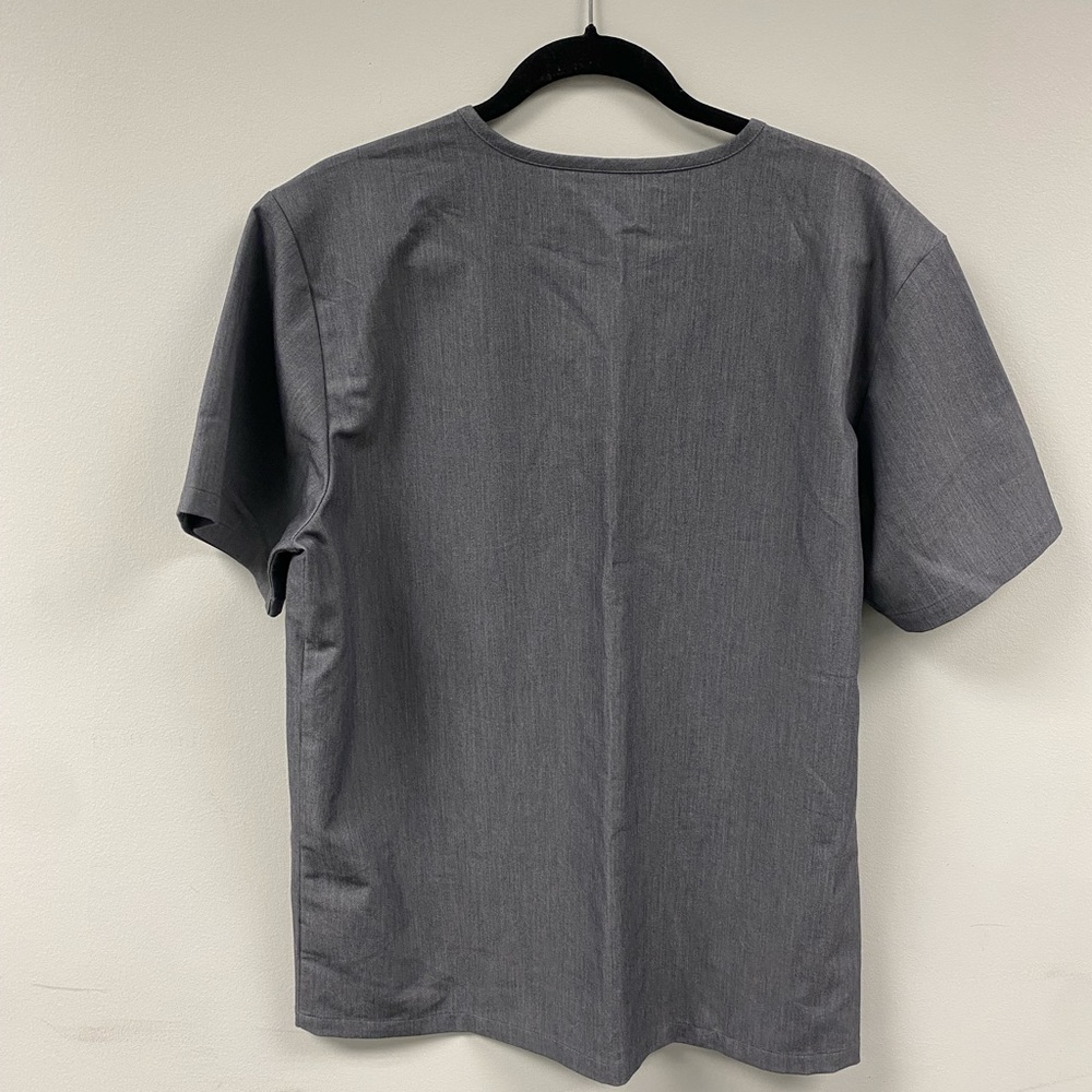 FIGS Leon™ Three-Pocket Scrub Top in Graphite Size Large - Picture 7 of 12